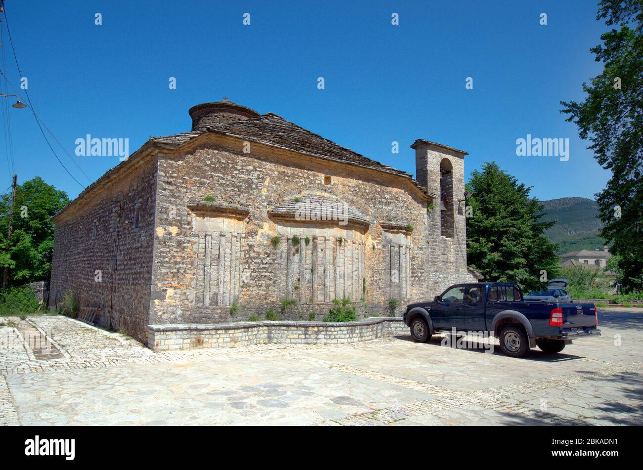 Grecia, Epiro, vecchia chiesa in pietra di San Tryphon nel villaggio di montagna Vikos nel Parco Nazionale Vikos-Aoos Foto Stock