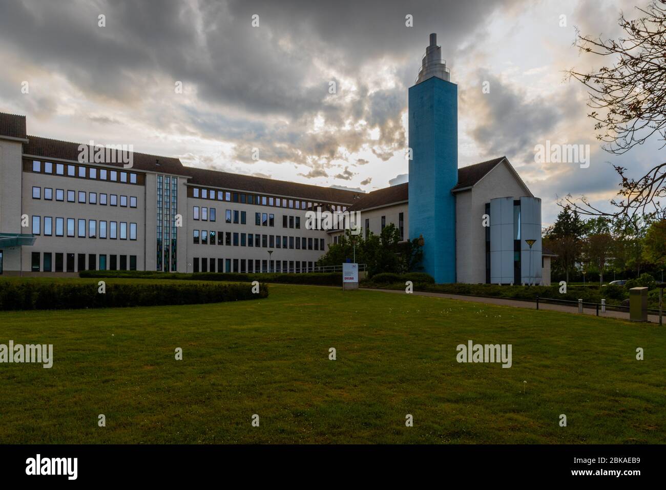 Ex ospedale e chiesa cristiana a Maastricht attualmente in uso come la corte di sera con un cielo drammatico Foto Stock