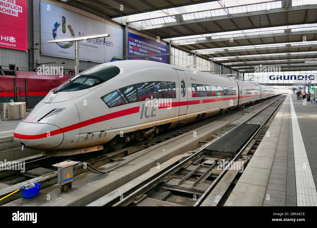 Un treno Deutche Bahn (DB) Intercity Express (ICE) attende presso una piattaforma della stazione ferroviaria di Monaco. Foto Stock