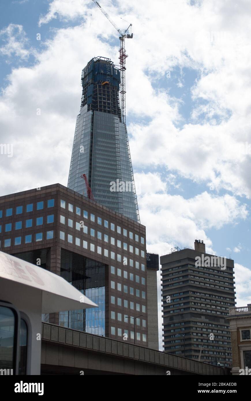 Tower Under Construction Skyscraper Glass Pannellature Crane struttura The Shard 32 London Bridge St, London SE1 by Renzo piano Building Workshop Foto Stock