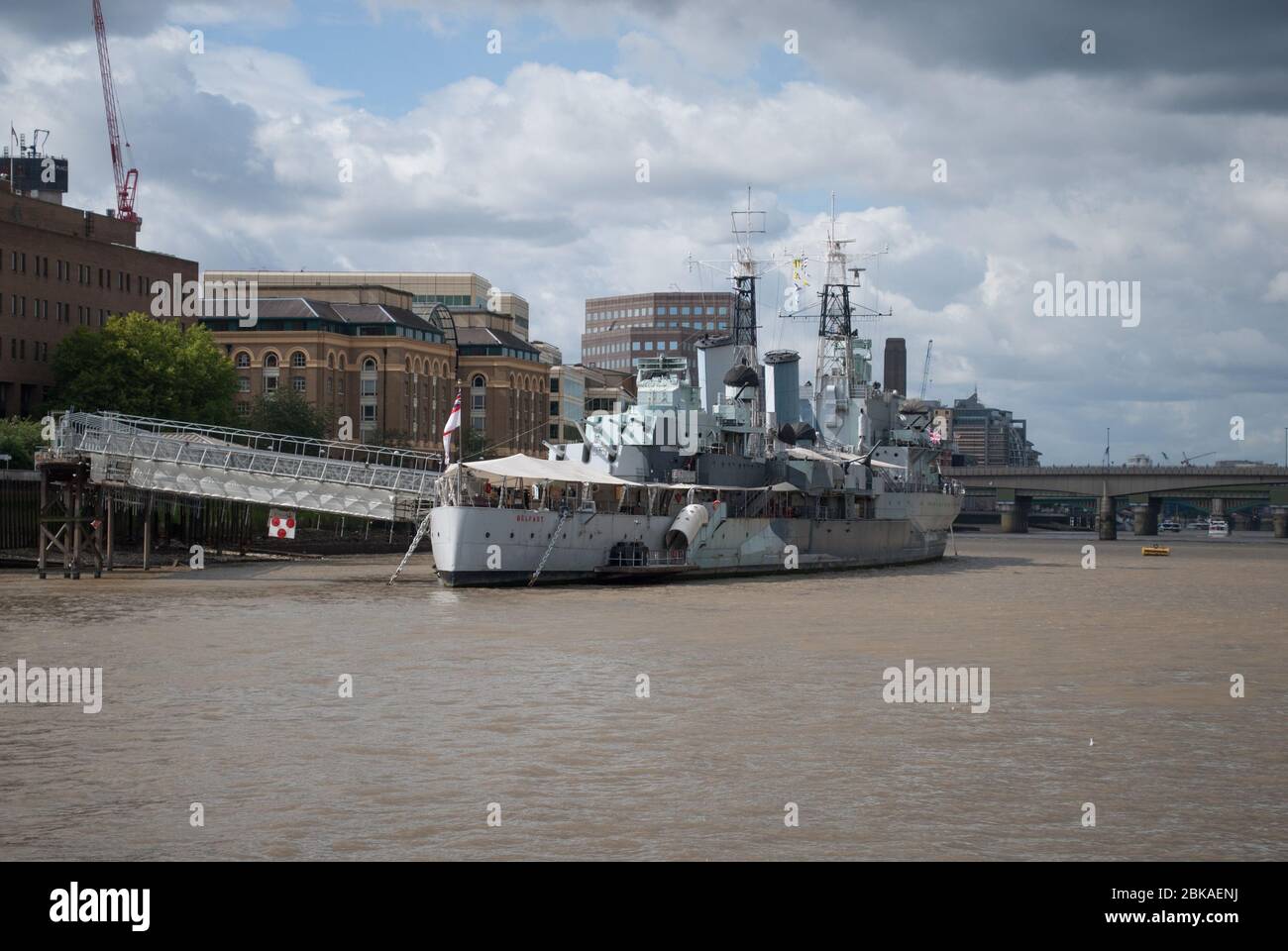 Il Royal Navy Imperial War Museum attraccò il Tamigi HMS Belfast The Queen's Walk, Londra SE1 2JH Camouflage Ship Foto Stock