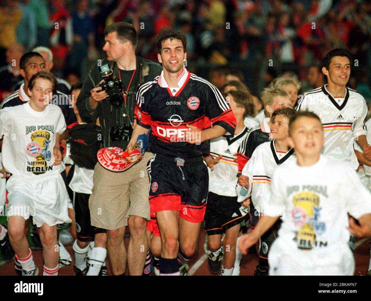 Olympiastadion Berlin Germania 16.5.1998, Calcio: DFB Pokal, finale Coppa tedesca, FC Bayern Muenchen (FCB, blu/rosso) vs MSV Duisburg (MSV, bianco/blu) 2:1 - Markus Babbel (FCB), lap d'onore Foto Stock