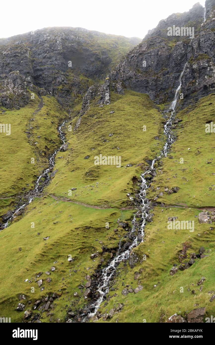 Cascata su una rockface, Quiraing, Isola di Skye, Scozia, Regno Unito Foto Stock