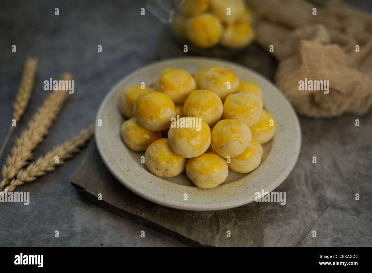 Biscotti indonesiani di crostata di ananas / Nastar servito per celebrare Idul Fitri / Lebaran / IED Mubarak (focus selettivo) Foto Stock