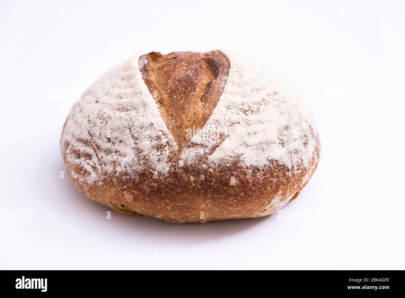 Pane appena sfornato isolato su sfondo bianco. Pane affettato lievitato. Foto Stock