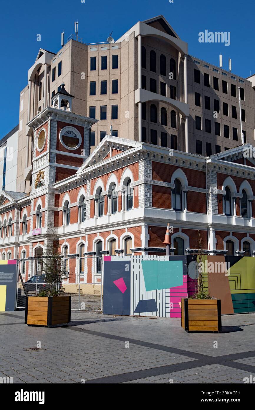 Christchurch NZ edifici in seguito al terremoto nel febbraio 2011 preso alla fine del 2019. Le barriere protettive rimangono in posizione mentre la città si rievolve Foto Stock