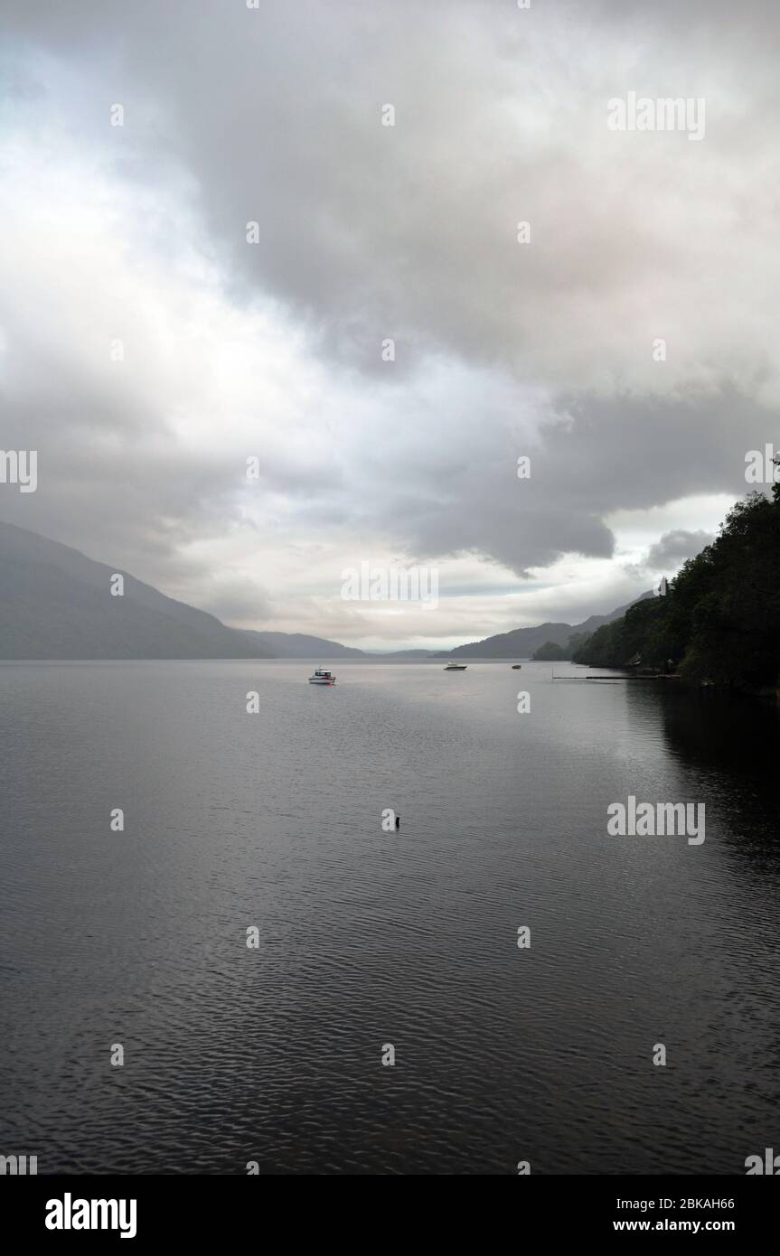 Giornata grigia al Loch Lomond Scotland Foto Stock