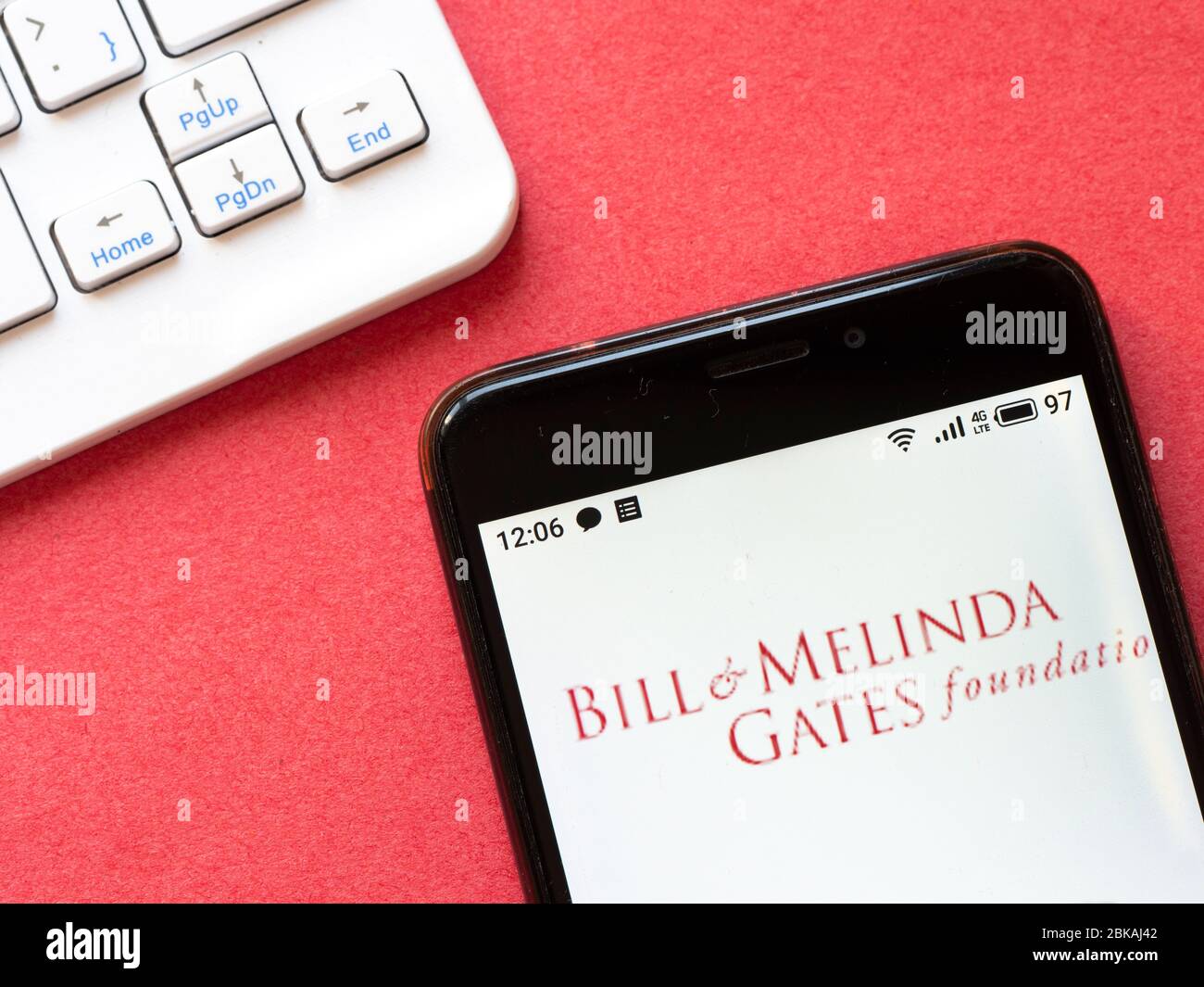 In questa illustrazione fotografica viene visualizzato il logo Bill & Melinda Gates Foundation visualizzato su uno smartphone. Foto Stock