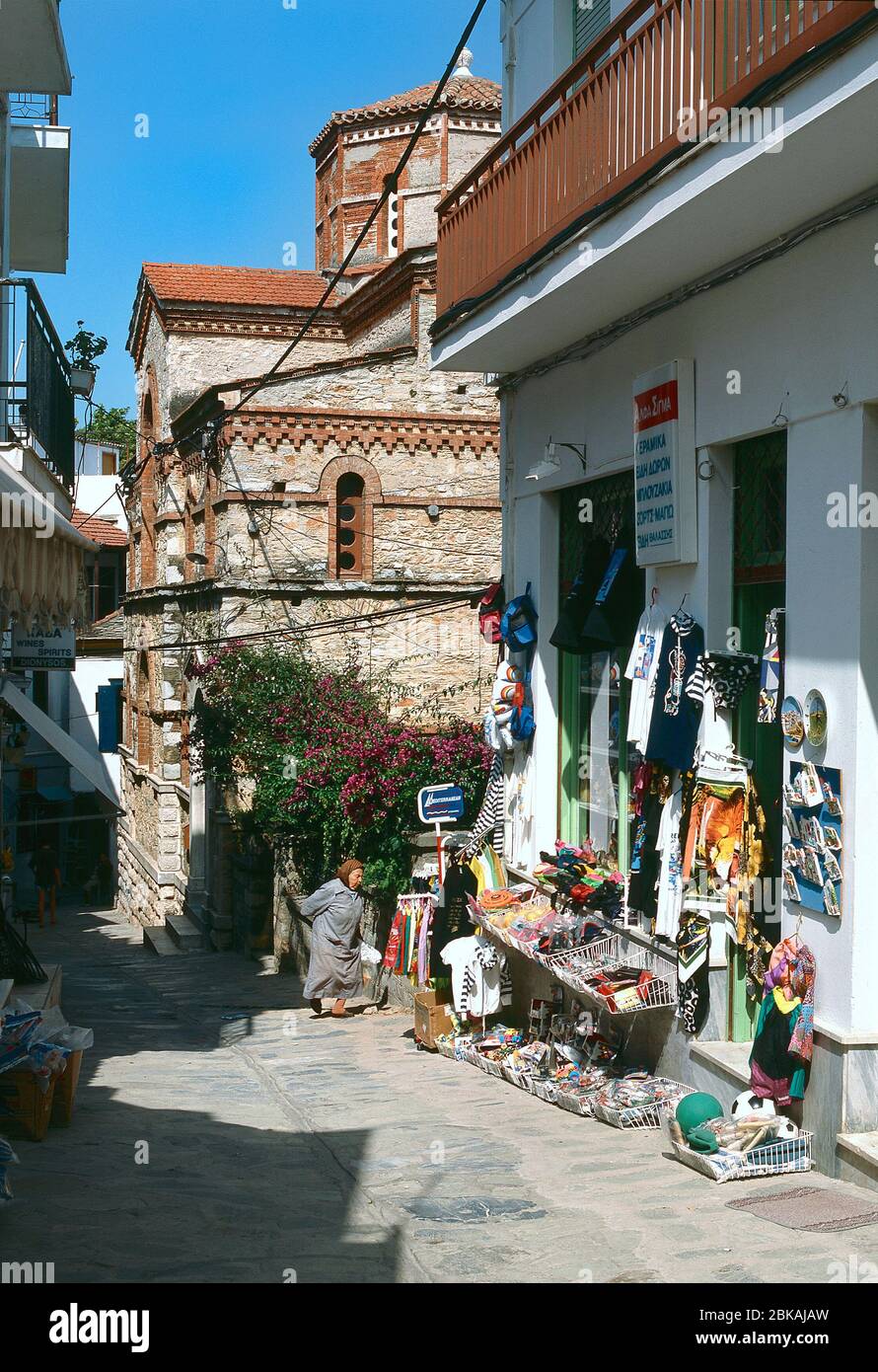 Vecchia signora locale passeggiando davanti alla Chiesa, Skopelos città, Grecia Foto Stock