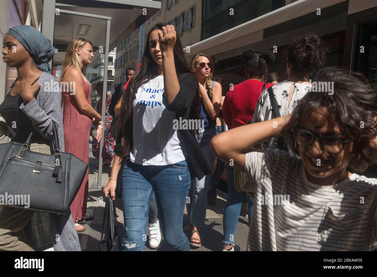 Persone alla fermata dell'autobus che vanno in tutte le direzioni Foto Stock