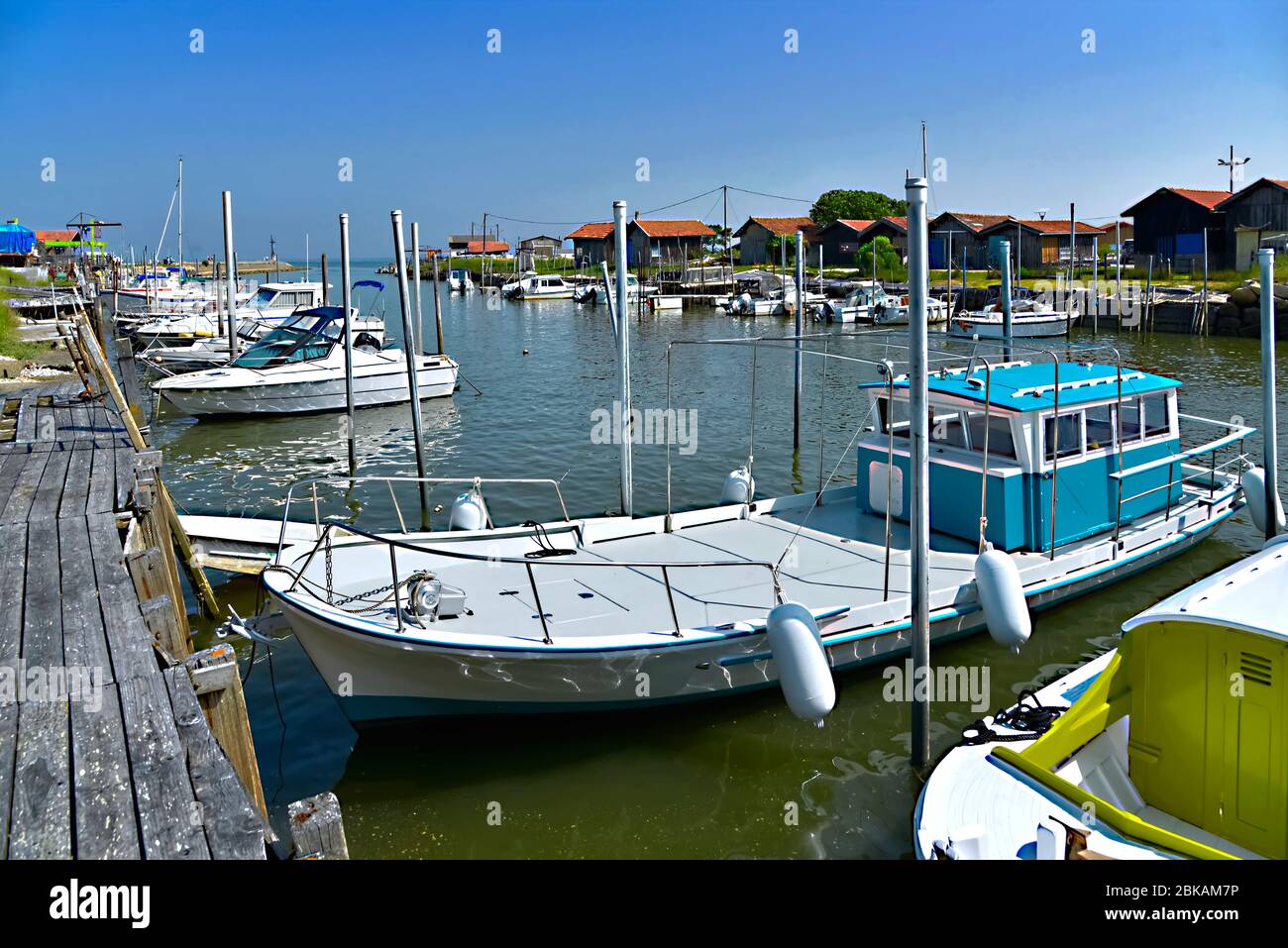 Barche ad alta marea nel porto ostreicolo di Larros del comune Gujan-Mestra situato sulla riva della baia di Arcachon in Francia Foto Stock