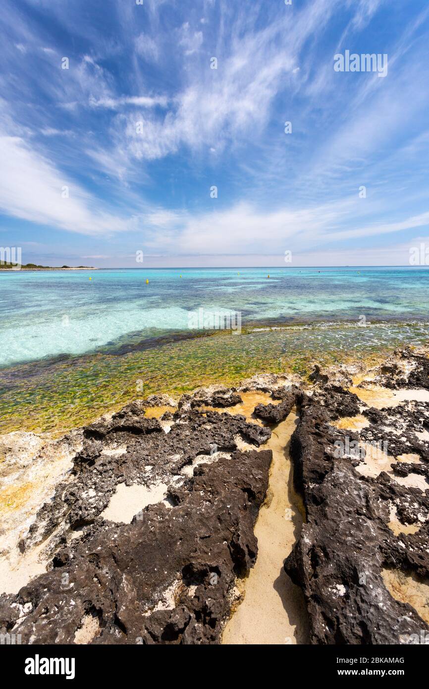 Rocce costiere a Punta prima, Minorca, Spagna Foto Stock