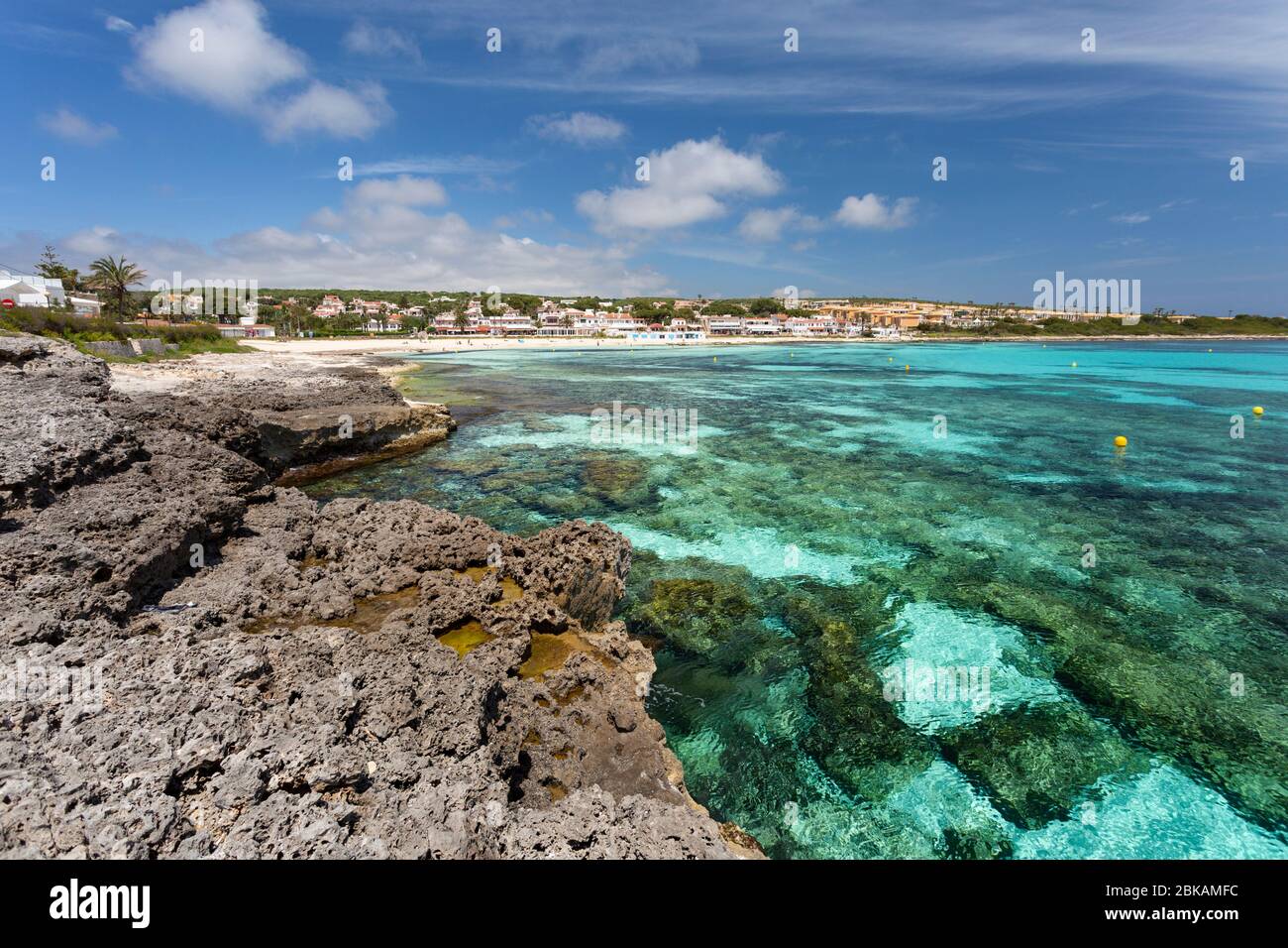 Acque cristalline costiere a Punta prima, Minorca, Spagna Foto Stock