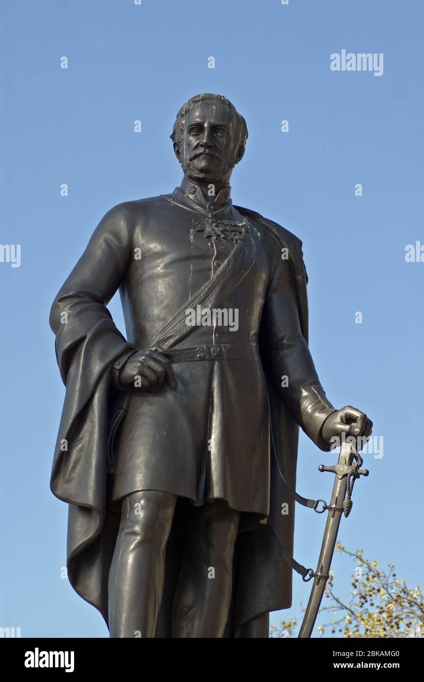 Grande statua in bronzo del maggiore generale Sir Henry Havelock a Trafalgar Square, Londra. Il soldato era famoso per aver guidato l'esercito in India e in Afghani Foto Stock