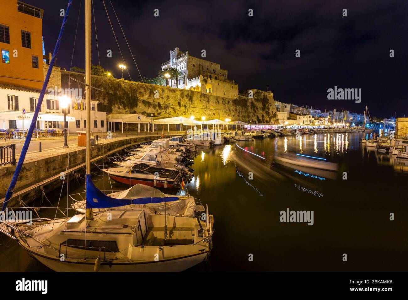 Vista notturna del porto di Ciutadella de Menorca, Minorca, Spagna Foto Stock