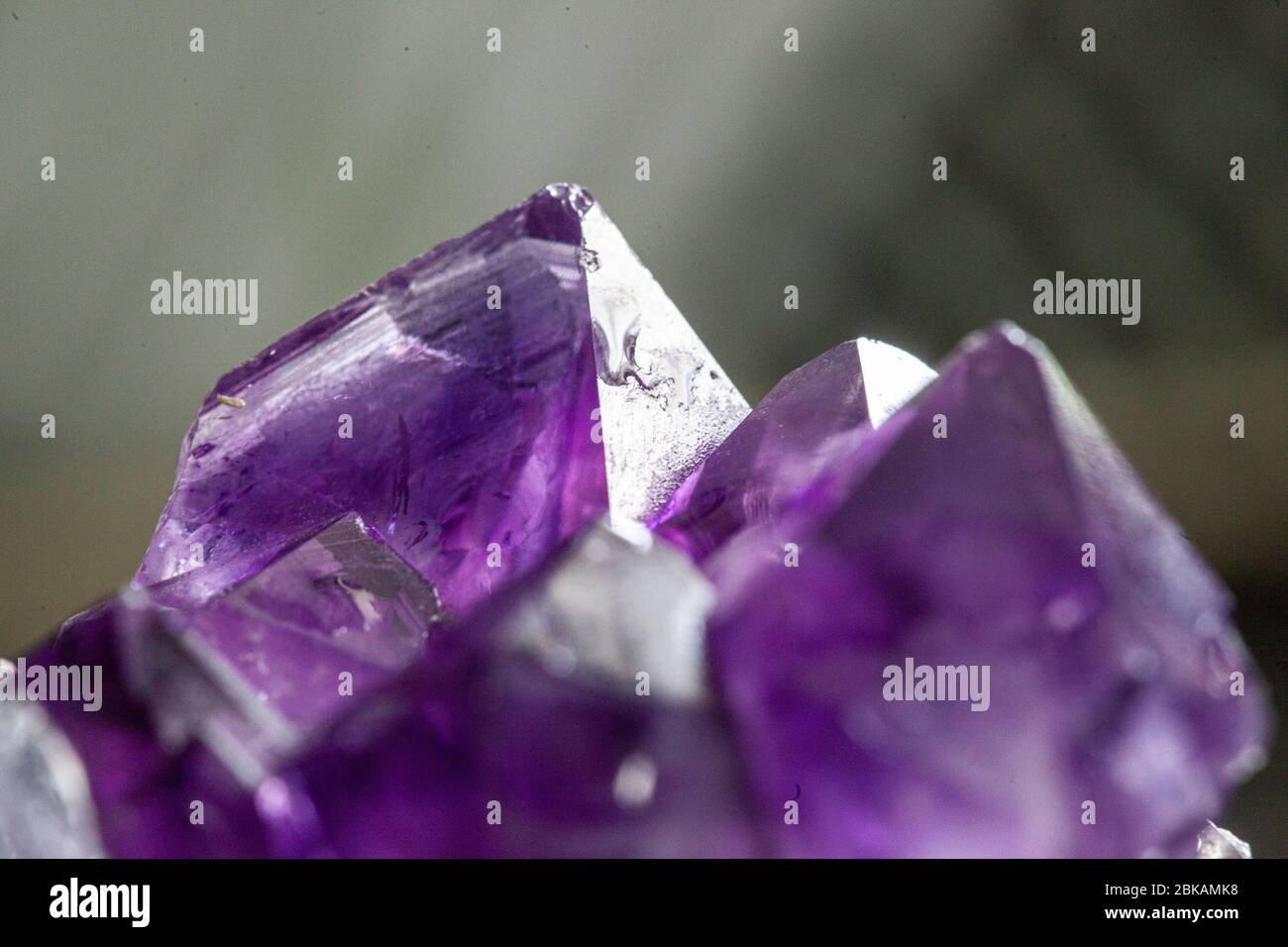 Amethyst è una varietà viola di quarzo. Ametista significa "non intossicato" Foto Stock