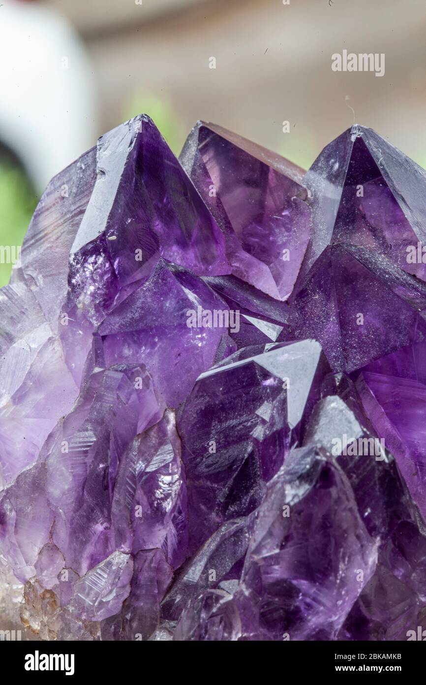 Amethyst è una varietà viola di quarzo. Ametista significa "non intossicato" Foto Stock