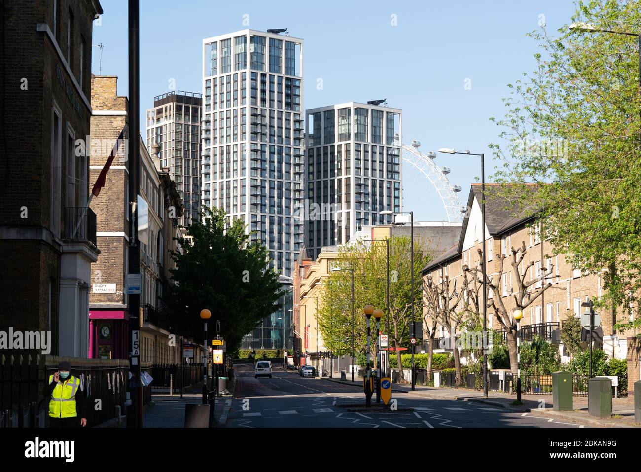 Vista verso South Bank Place e il London Eye da Stamford Street a Waterloo Foto Stock