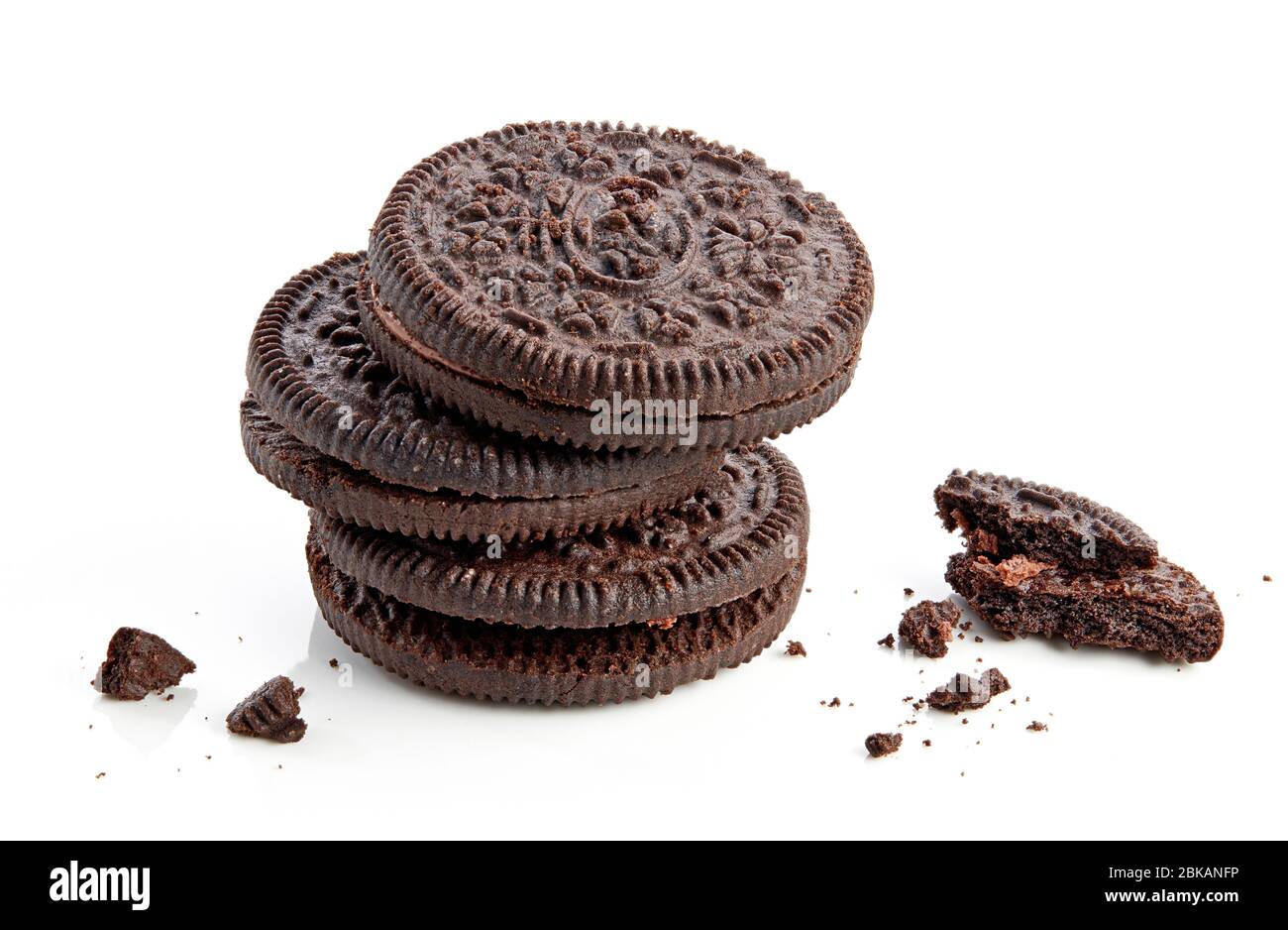 Pila di biscotti al cioccolato isolato su sfondo bianco Foto Stock