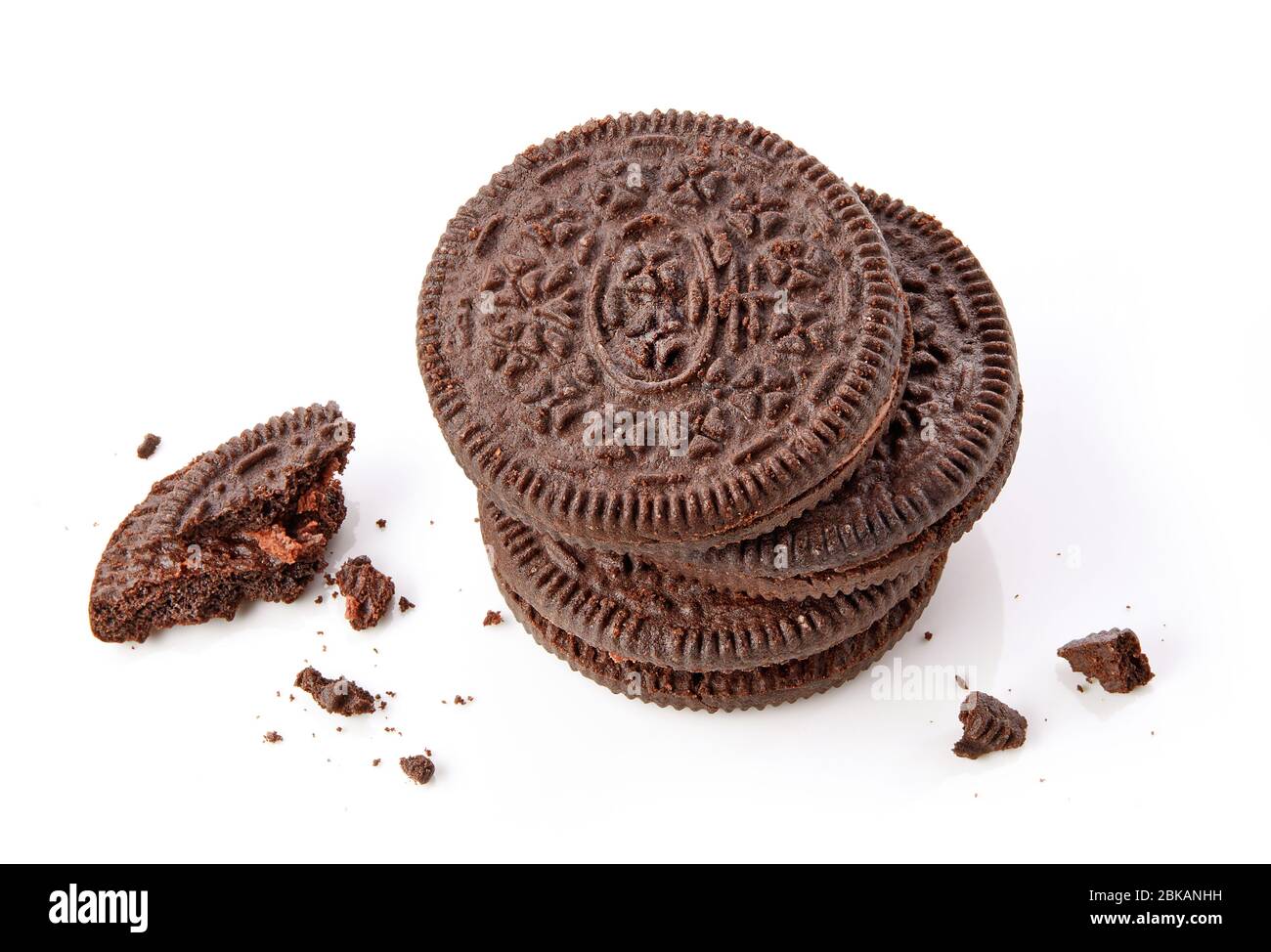 Pila di biscotti al cioccolato isolato su sfondo bianco Foto Stock