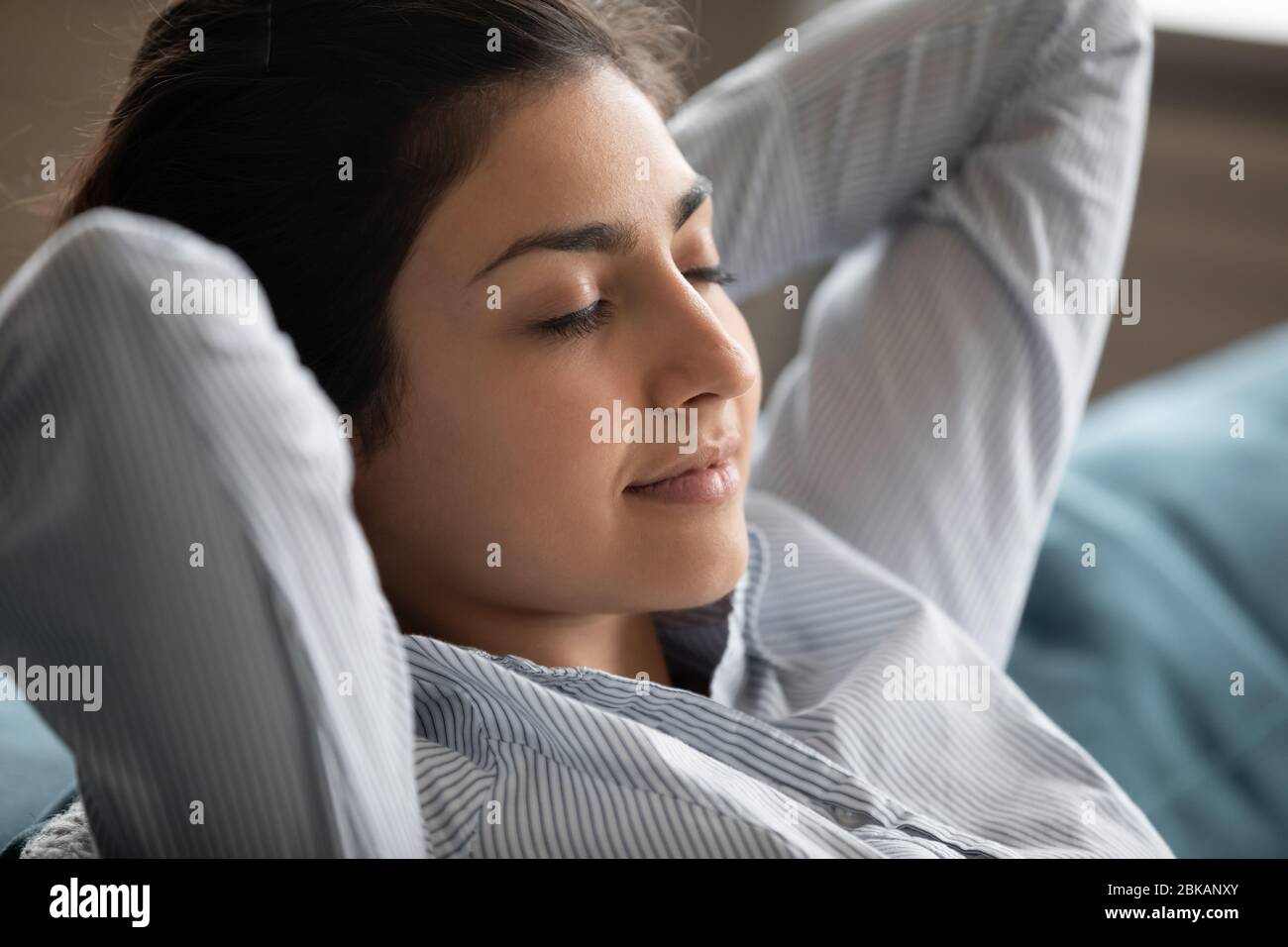 Giovane donna indù che dorme, riposandosi con gli occhi chiusi. Foto Stock