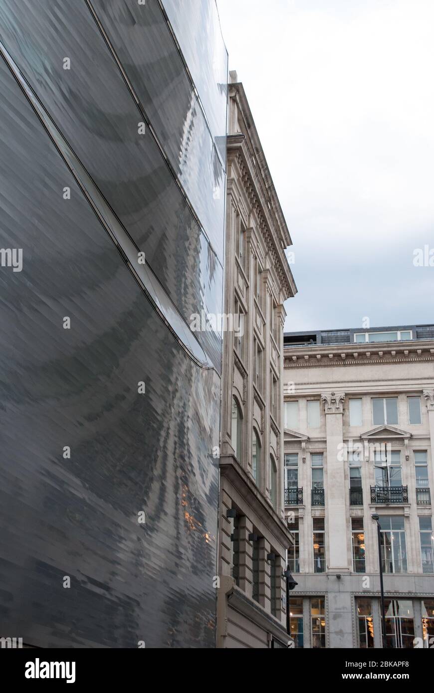 Architettura moderna riflessi alluminio e vetro Elevation Windows Smooth 10 Hills Place, Soho, Londra W1F di Amanda Levete Architects Foto Stock Architettura moderna riflessi alluminio e vetro Elevation Windows Smooth 10 Hills Place, Soho, Londra W1F di Amanda Levete Architects Foto Stock