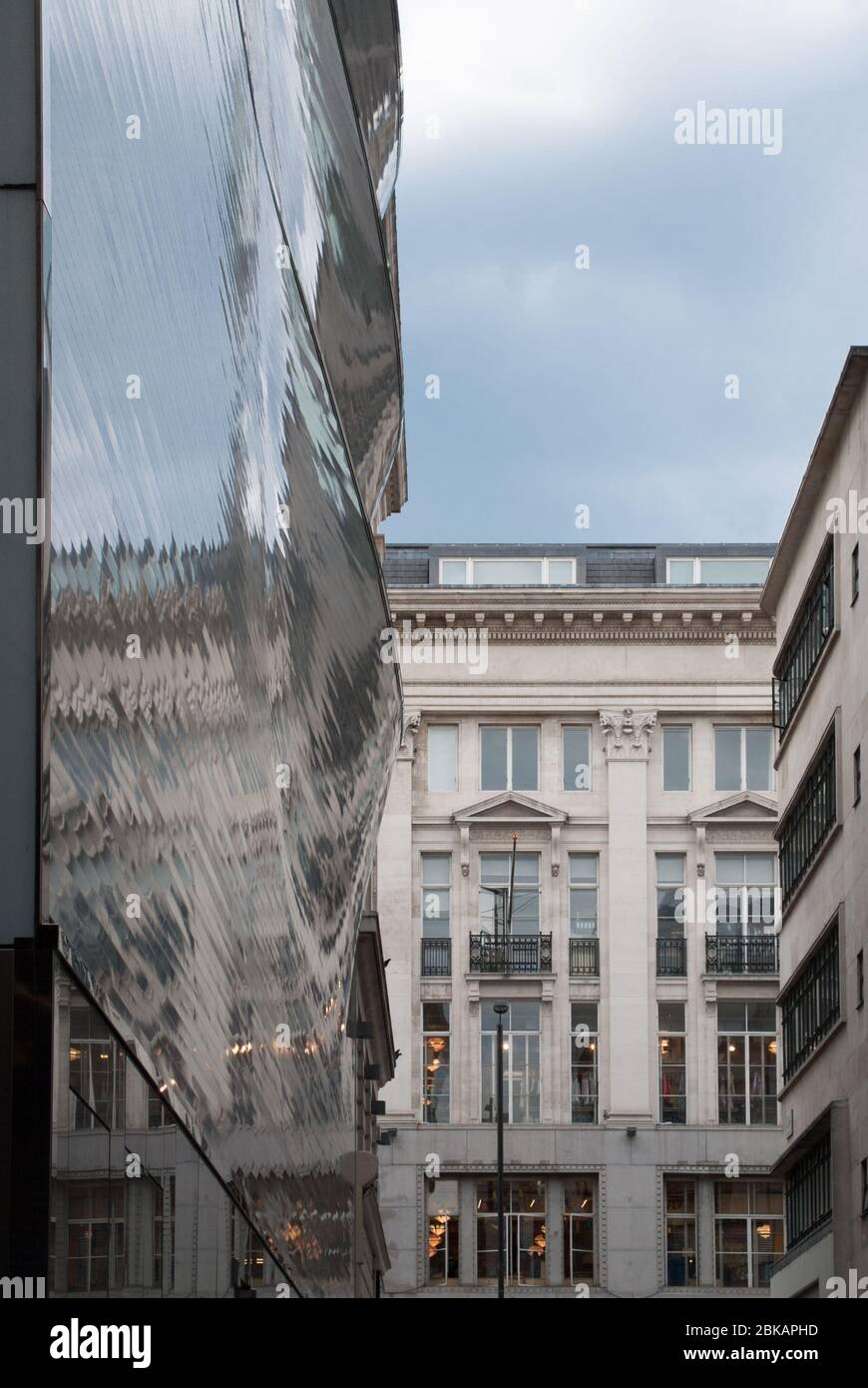 Architettura moderna riflessi alluminio e vetro Elevation Windows Smooth 10 Hills Place, Soho, Londra W1F di Amanda Levete Architects Foto Stock