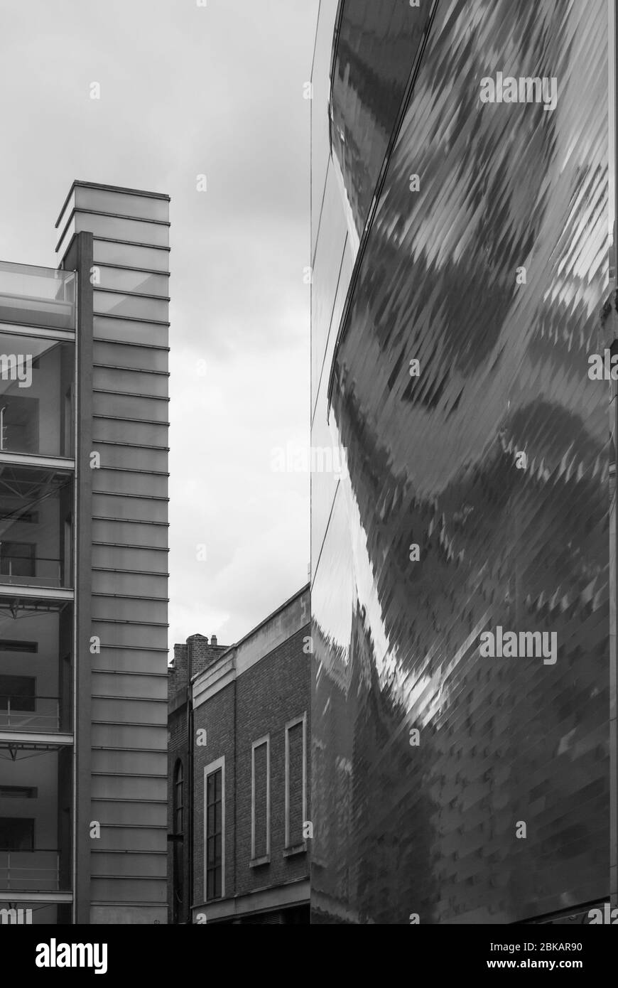 Architettura moderna riflessi alluminio e vetro Elevation Windows Smooth 10 Hills Place, Soho, Londra W1F di Amanda Levete Architects Foto Stock Architettura moderna riflessi alluminio e vetro Elevation Windows Smooth 10 Hills Place, Soho, Londra W1F di Amanda Levete Architects Foto Stock