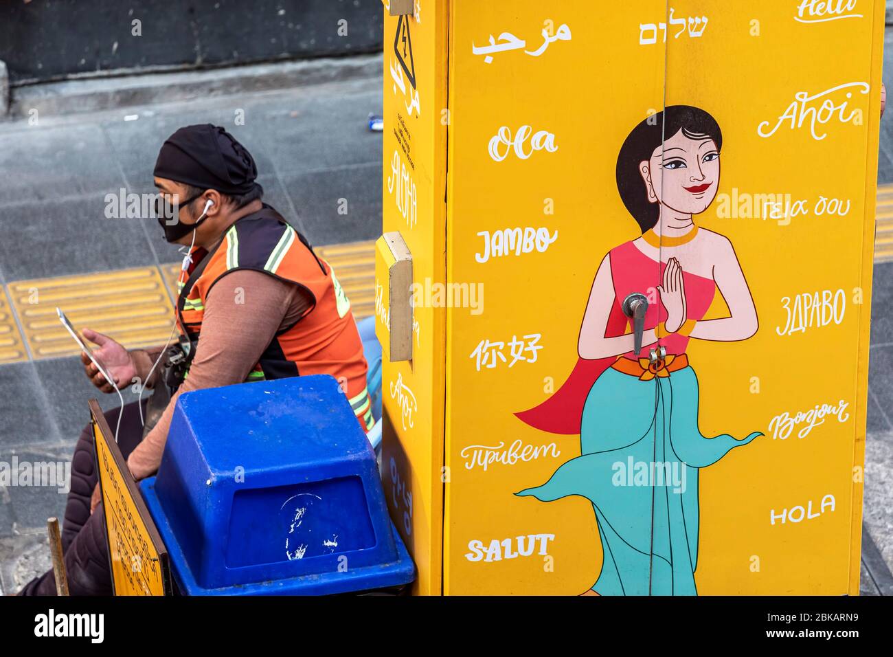 Moto tassista con facemask e telefono cellulare durante Covid 19 pandemic, Bangkok, Thailandia Foto Stock