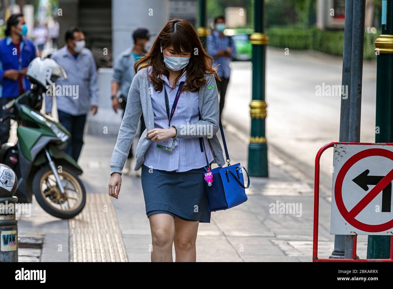 Lavoratori d'ufficio thailandesi che indossano maschere facciali durante la pandemia Covid 19, Bangkok, Thailandia Foto Stock