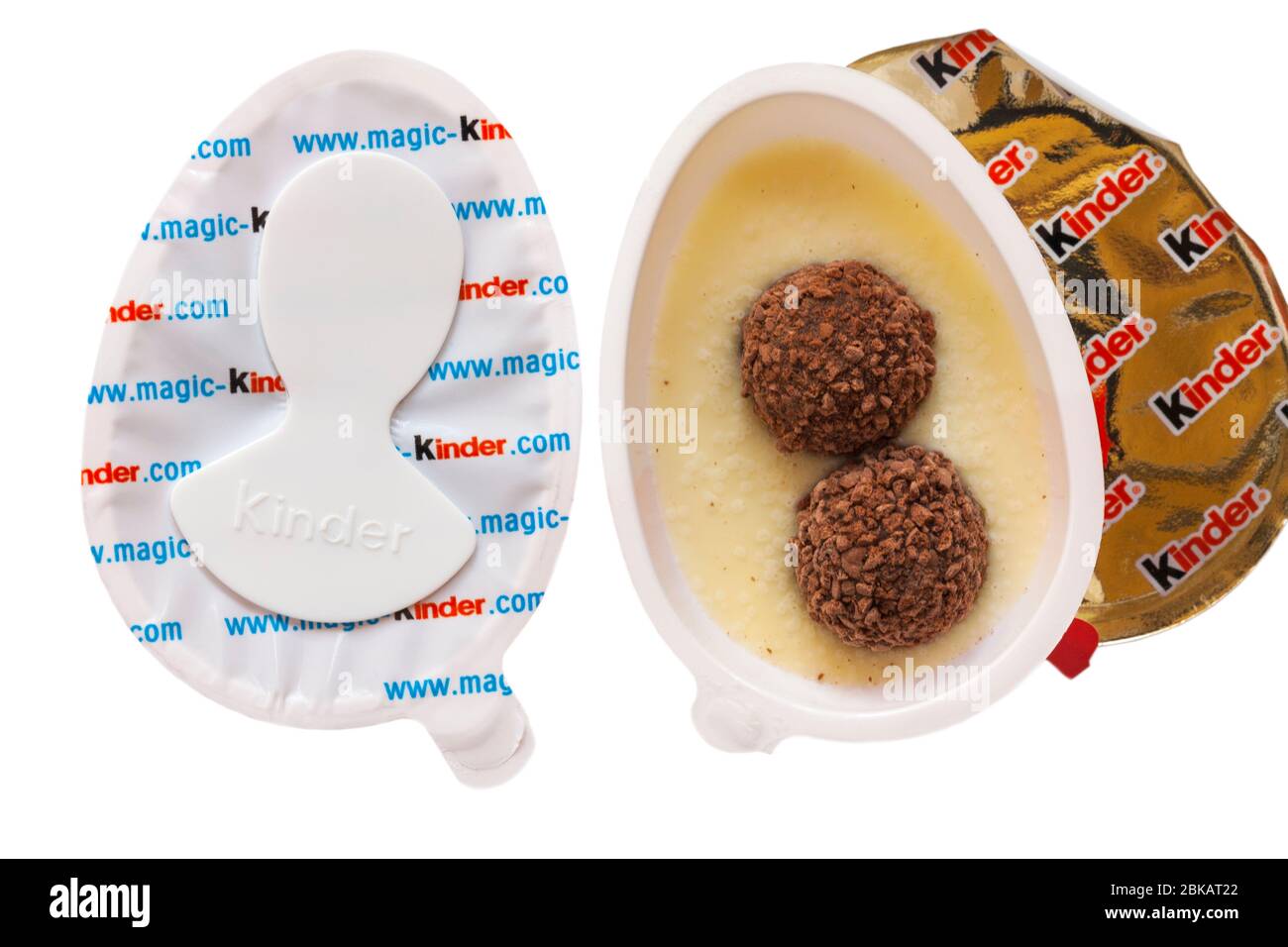 Kinder Joy Egg con sorpresa mostrando entrambe le metà con una aperta per mostrare i contenuti su sfondo bianco Foto Stock