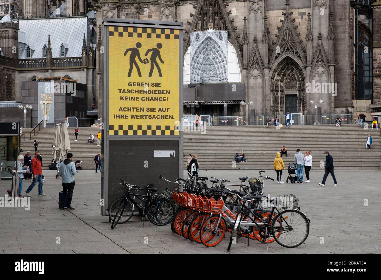 Display digitale con avviso di pickpockets presso la stazione centrale e la cattedrale di Colonia, Germania. digitale Anzeigentafel mit Warnung vor Taschendi Foto Stock