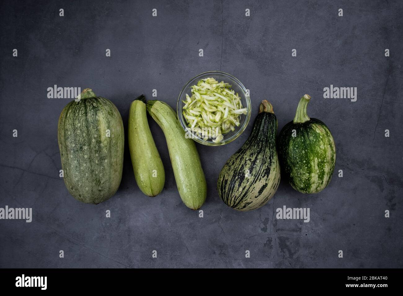 Vista dall'alto delle zucchine biologiche. Foto Stock