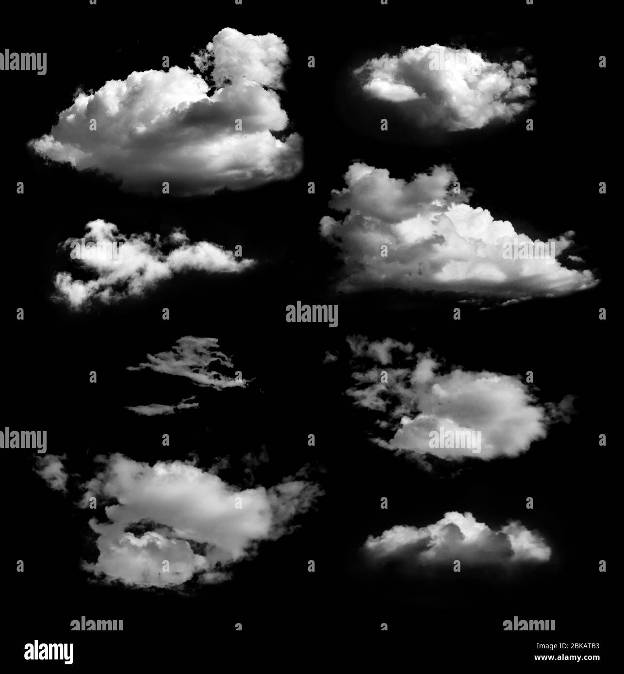 Belle nuvole bianche isolate su uno sfondo nero. Set di cloud realistici. Foto Stock