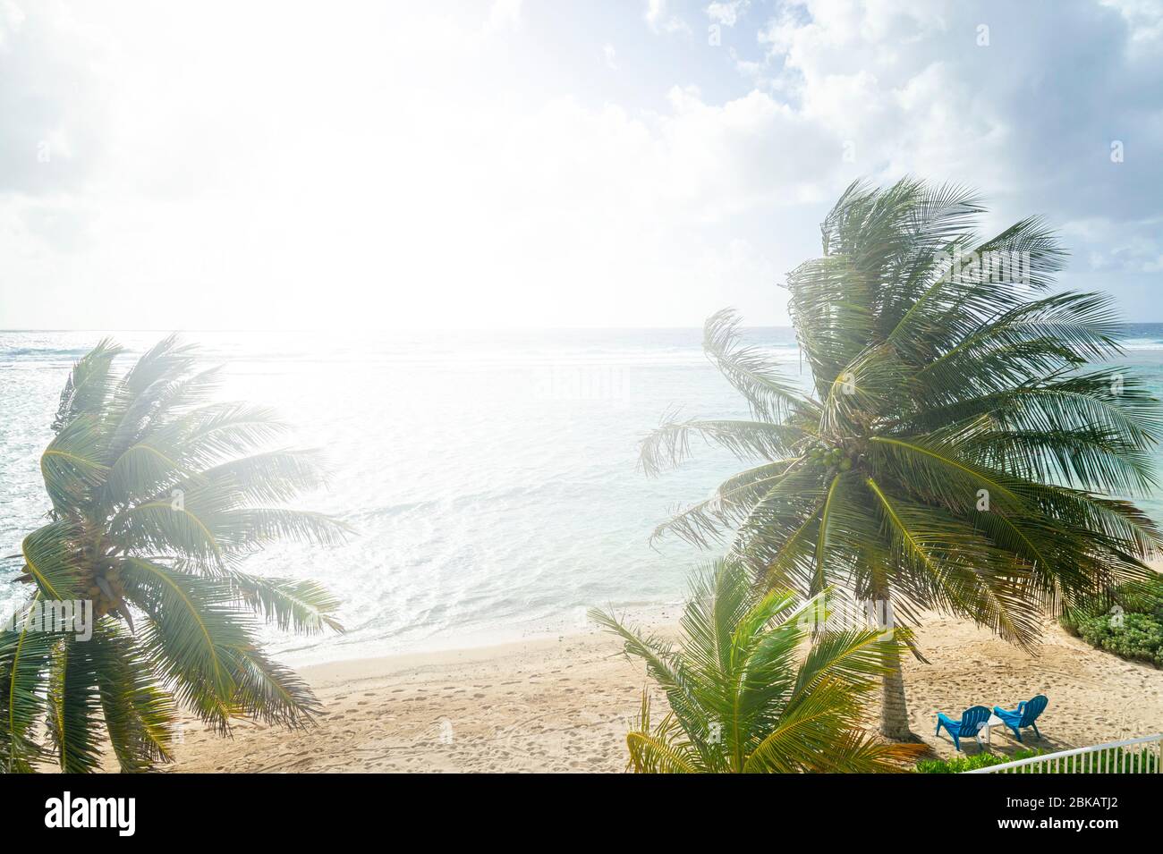 Sedie da spiaggia e sole luminoso, Grand Cayman Island Foto Stock