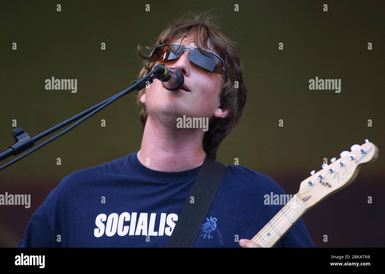 CHELMSFORD, INGHILTERRA - 18 AGOSTO: James Ward cantante di Star Sailor si esibisce al V2002, Fun in the Hylands Park Festival il 18 agosto 2002 in Foto Stock