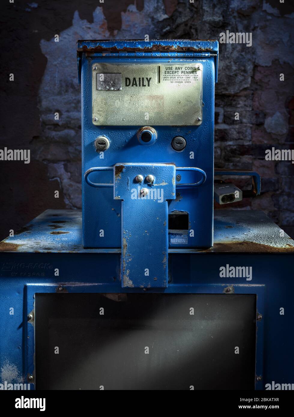 Distributore di giornali vecchio sulla strada della città di notte Foto Stock