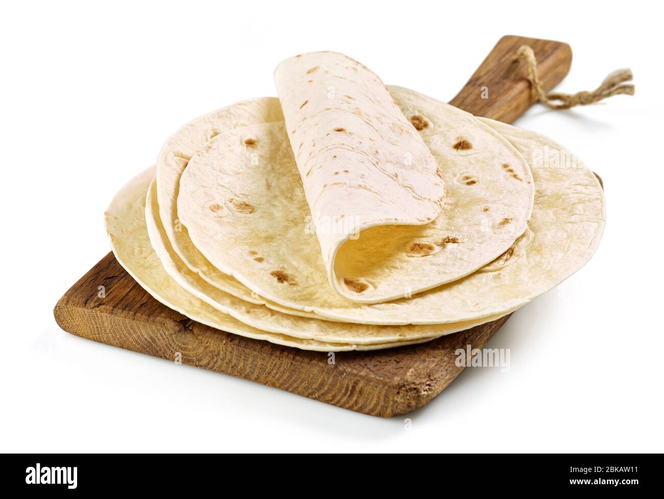 Pila di tortilla di farina di grano fatta in casa su tagliere di legno isolato su sfondo bianco Foto Stock