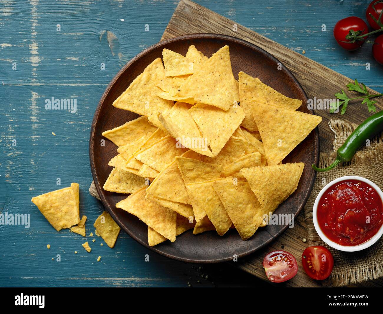 piatto di nachos di patatine di mais su tavolo da cucina in legno, vista dall'alto Foto Stock
