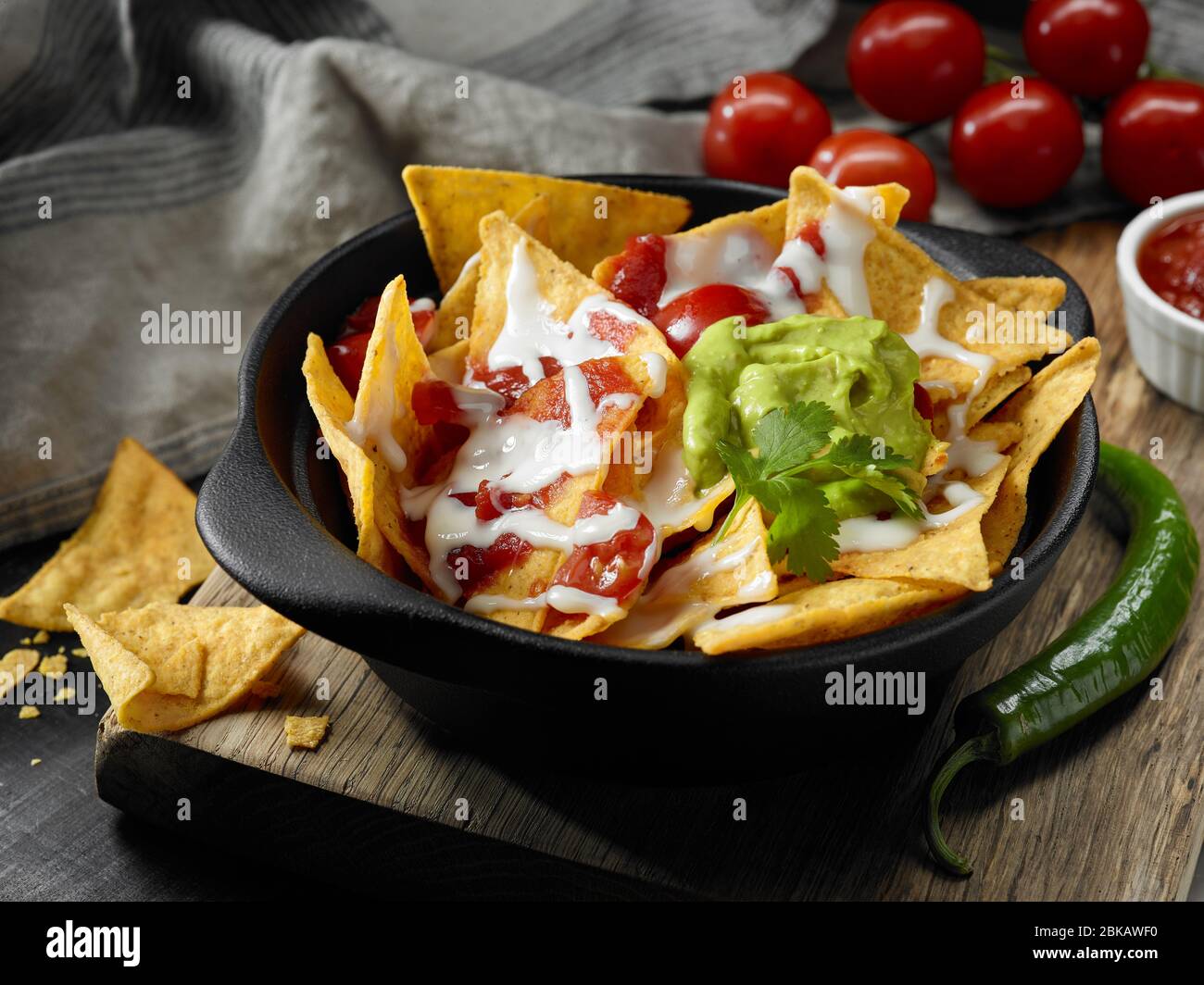 Ciotola Di Nachos Patatine Di Mais Con Salsa Di Pomodoro E Formaggio Fuso Foto Stock Alamy