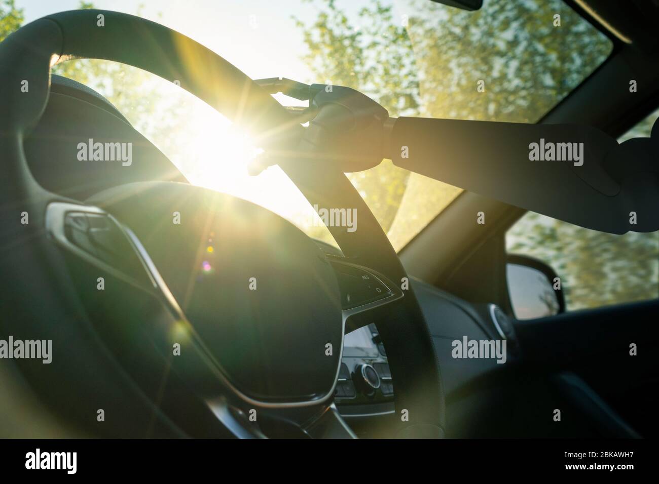 Braccio del robot su un volante. L'intelligenza artificiale guida un'auto. Concetto di veicolo autonomo. Foto Stock