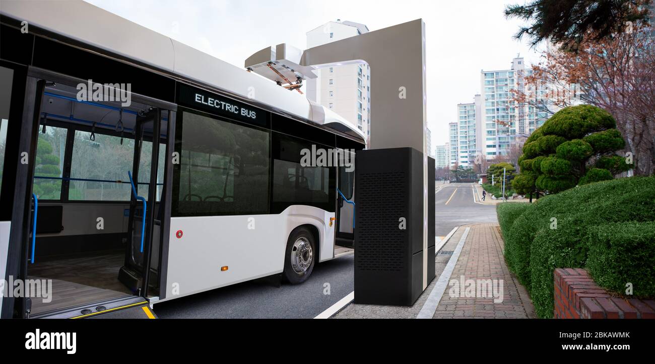 Autobus elettrico presso una stazione di ricarica in una strada della città Foto Stock