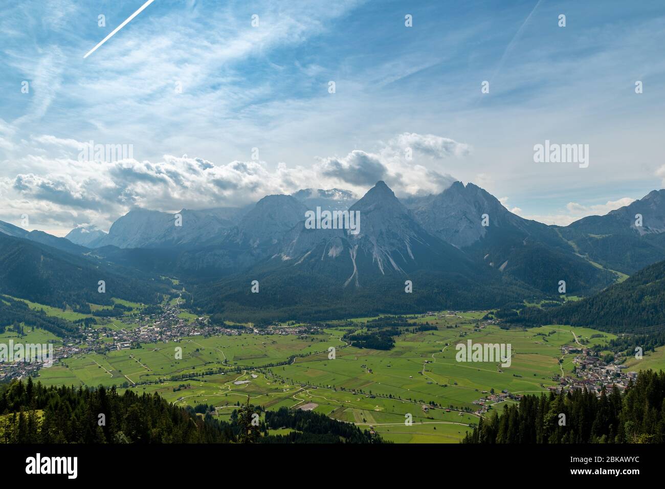 Vista dal monte Daniel al Sonnenspitze Ehrwalder in Tirol Austria con il villaggio Lermoos nella valle. Foto Stock