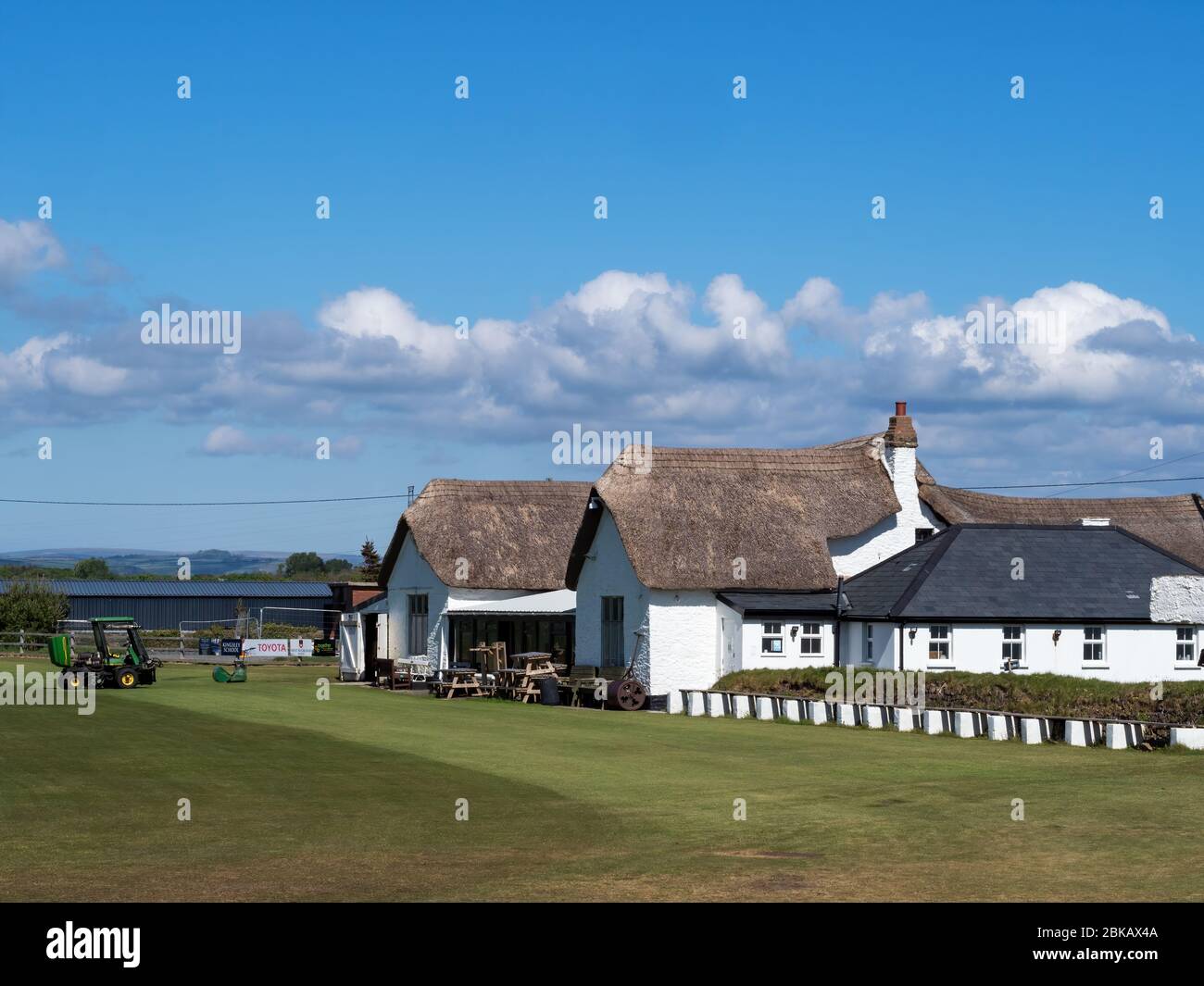 INSTOW, NORTH DEVON, UK - 2 MAGGIO 2020: North Devon Cricket Club, padiglione, nel villaggio di Instow. Foto Stock