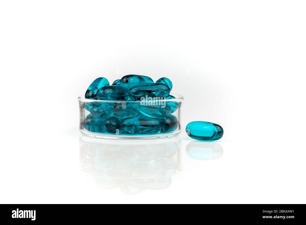 Primo piano delle capsule di gel morbido blu su sfondo bianco - integratori medici Foto Stock