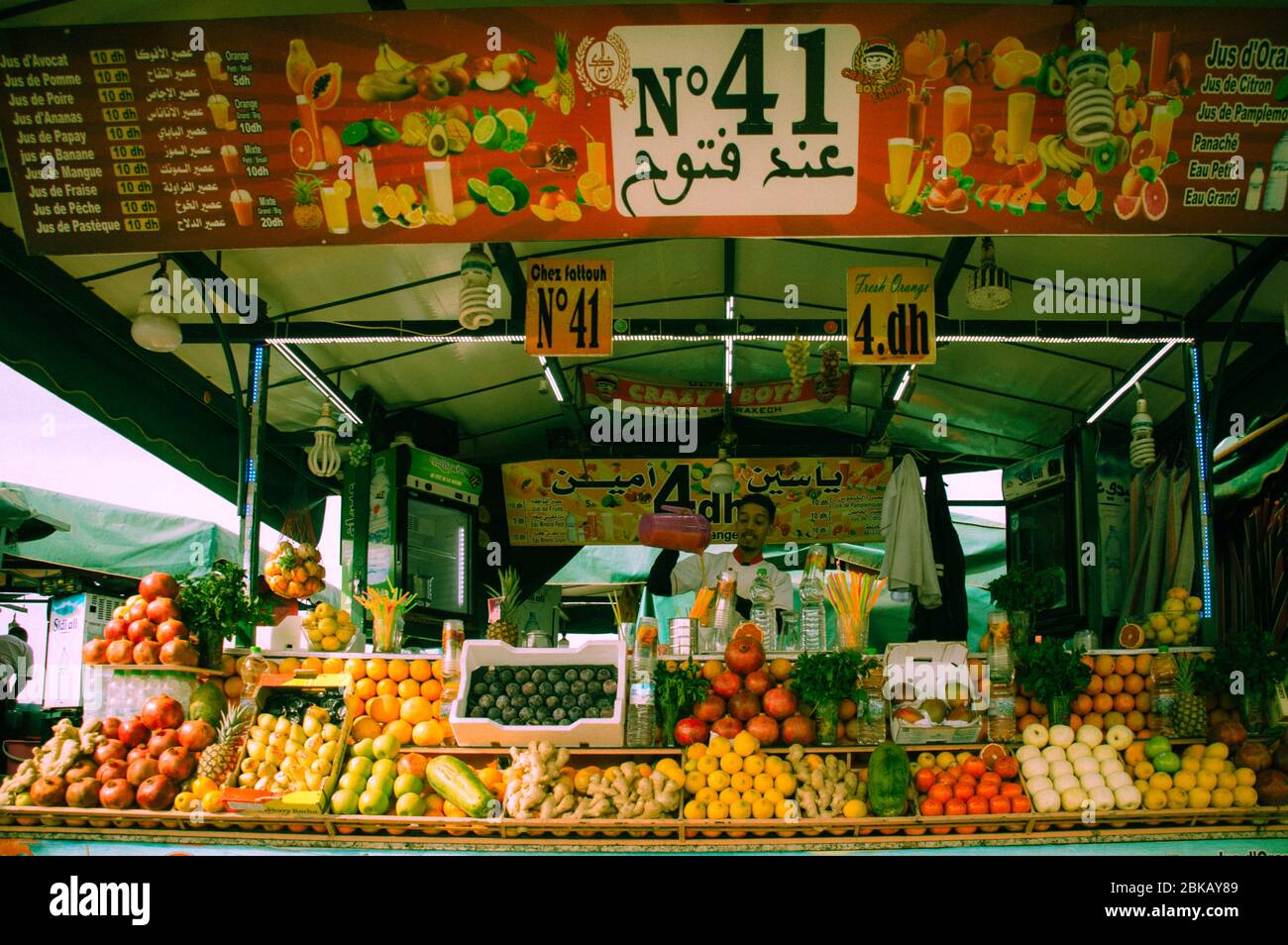 Negozio di succhi di frutta nella piazza del mercato medina di Marrakech, aka Djemaa el fna Foto Stock