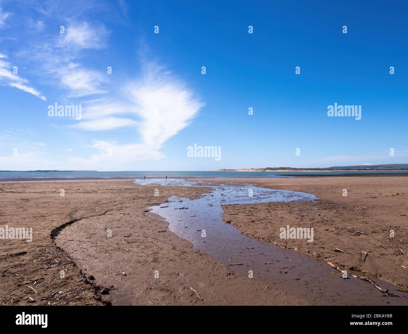 INSTOW, DEVON, UK - 2 MAGGIO 2020: Spiaggia di sabbia quasi deserta. Il turismo del paese occidentale decimato dal Coronavirus, il blocco Covid. Una famiglia. Foto Stock