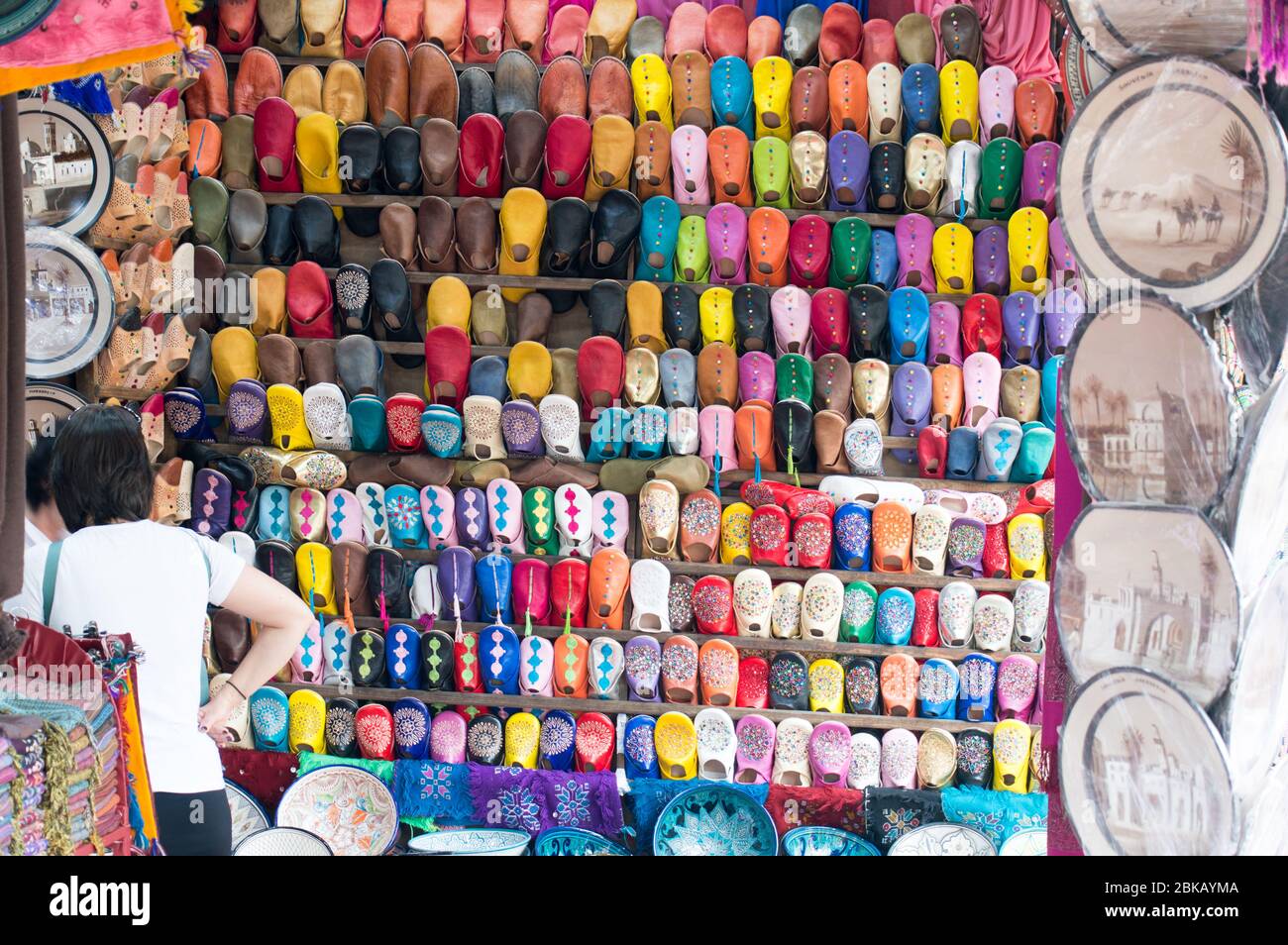 Colorati sandali in morbida pelle esposti nei negozi del mercato di Marrakech Foto Stock