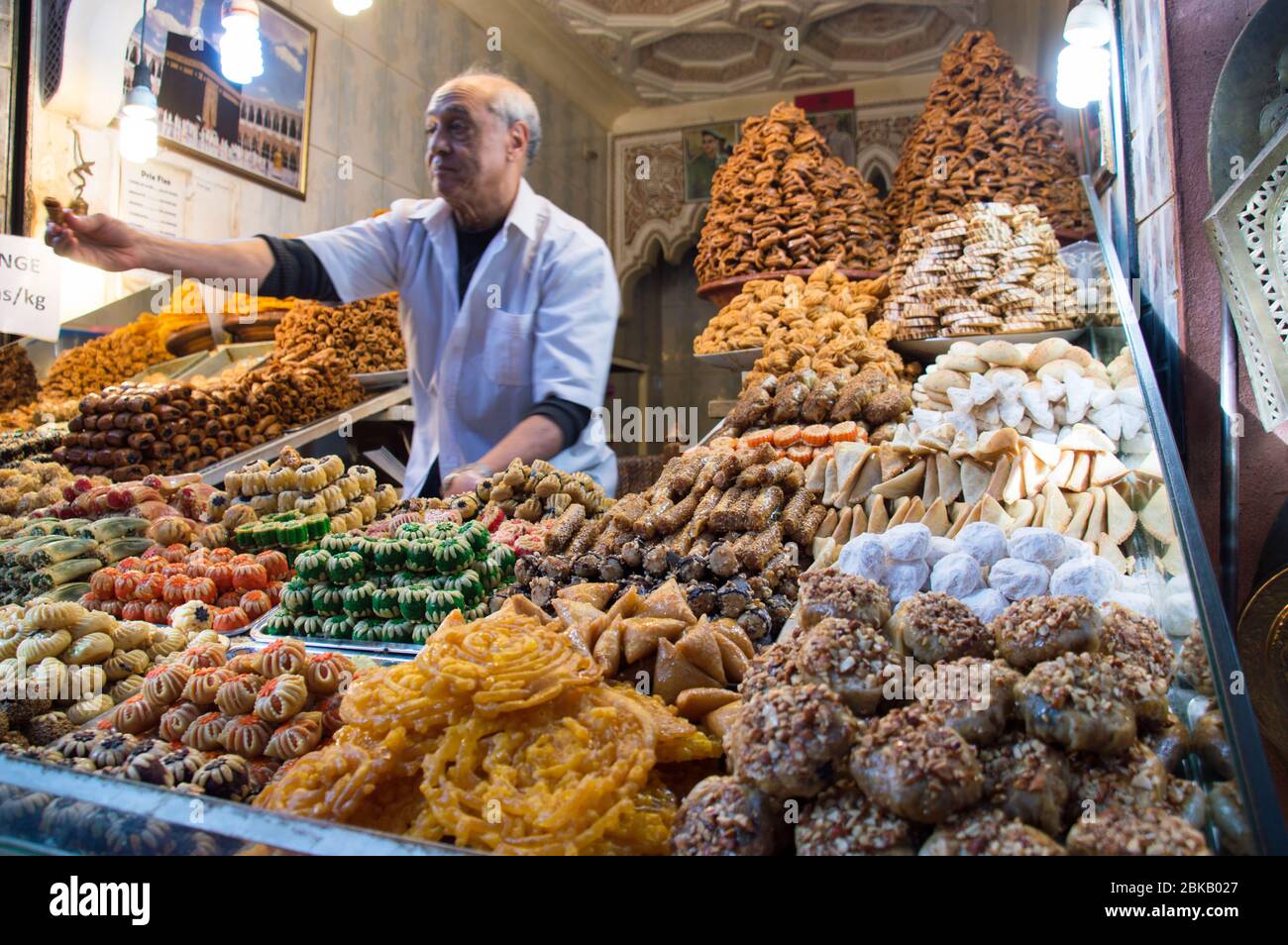 Vendita di dolci e pasticceria marocchina al mercato di Marrakech con pasticceria multicolore in grande quantità, Marrakech, Marocco, Africa del Nord Foto Stock