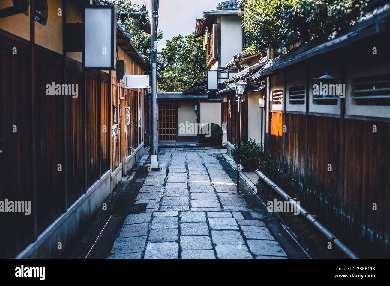 Giapponese a piedi nella città di Gion vecchio tradizionale quartiere di casa in legno vicolo tranquillo luogo di viaggio a Kyoto Giappone. Foto Stock